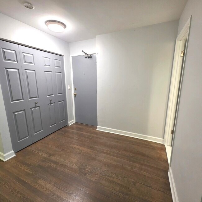 Building Photo - 420 W Aldine Ave