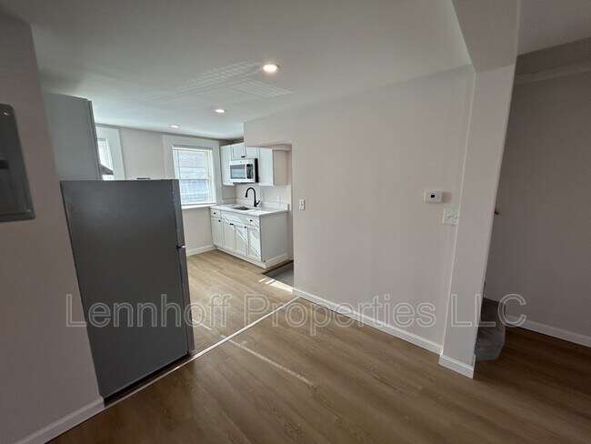 Building Photo - 31 Hilton St