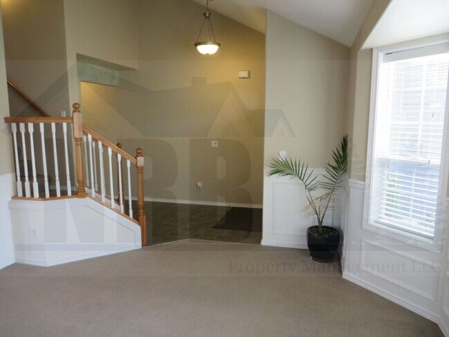 Building Photo - Gorgeous 4 bedroom House in a highly desir...