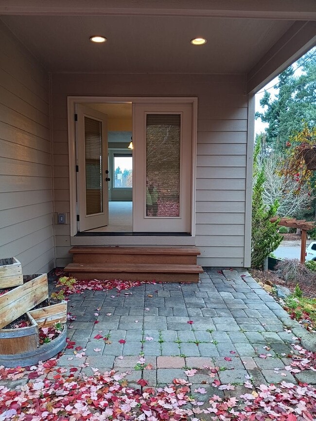 Building Photo - Beautiful Townhouse in West Salem is Ready For You!