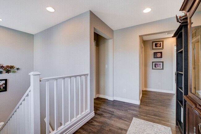 Building Photo - Stunning 3 Bed Home with Loft, Den & Upgraded Kitchen