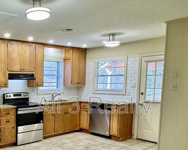 Building Photo - 6332 Pinebrook Dr