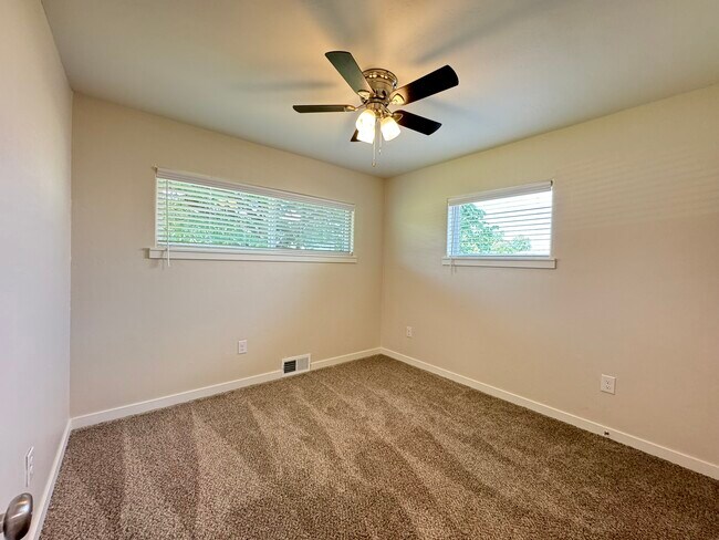 Building Photo - 1442 E Broadway St