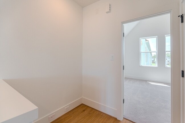 Building Photo - 7605 Victory Dr