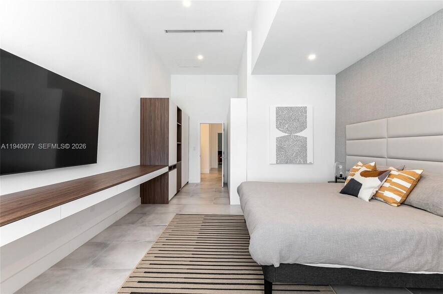 Building Photo - 2560 NE 199th St