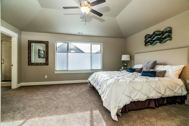 Building Photo - Gorgeous home in SE Bend with pool access ...