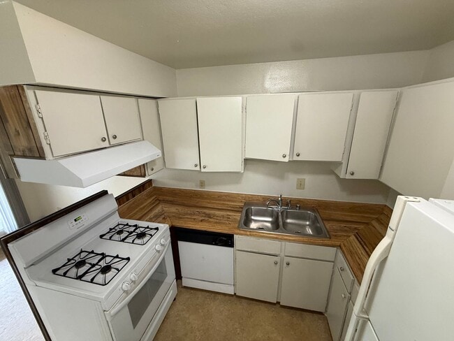Building Photo - 816 W 23rd, (Buttecrest)-6