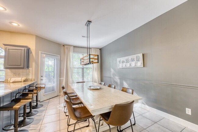 Building Photo - 1515 NW Bell Royal Ct