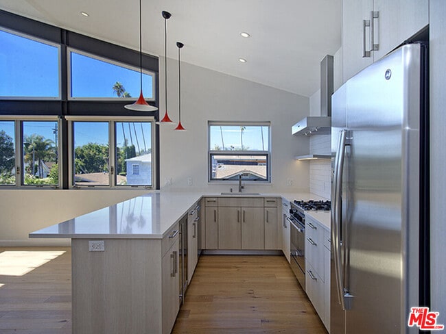 Building Photo - 806 6th Ave