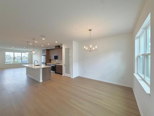 Building Photo - 1887 Pinecliff Dr