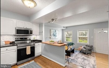 Building Photo - 122 N Bedford St