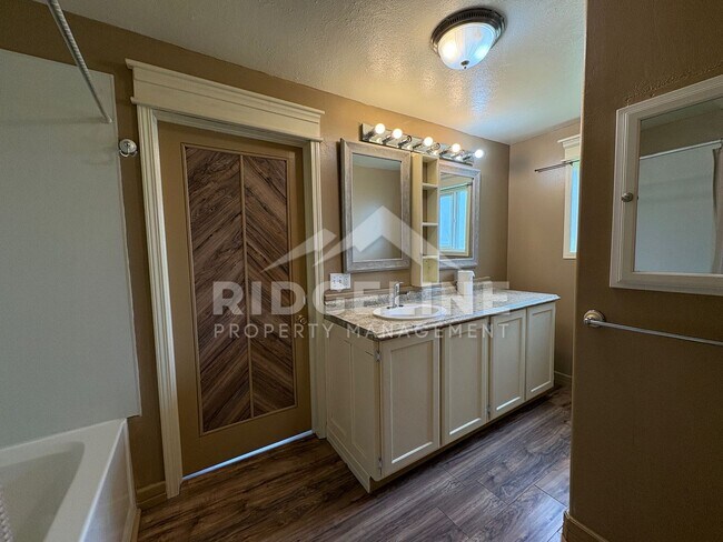 Building Photo - 2 Bed Home on .96 Acres!