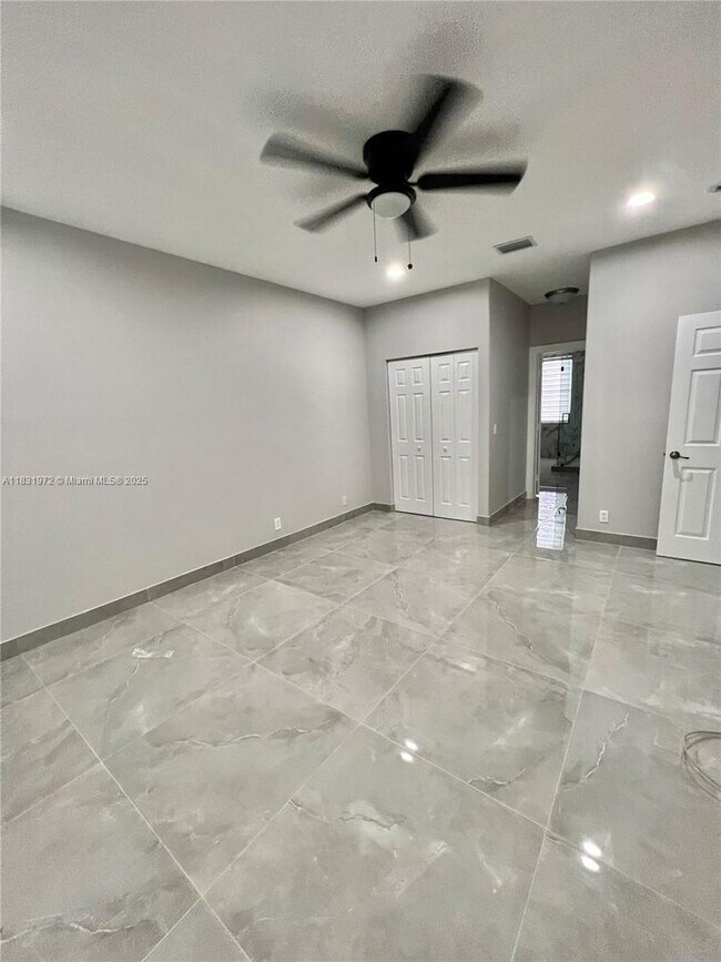 Building Photo - 3810 SW 51st St