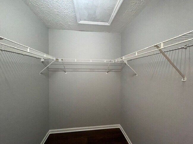 Building Photo - STYLISHLY UPDATED 3 BEDROOM CONDO IN LENNOX COURT