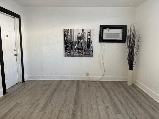 Building Photo - 1947 Madison St