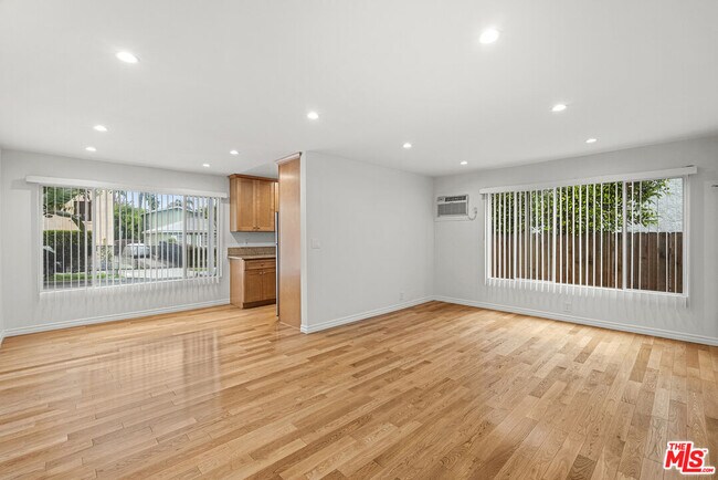 Primary Photo - 1037 N La Jolla Ave