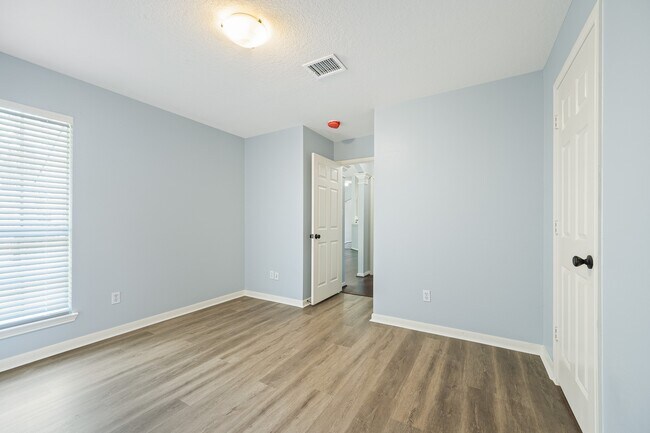 Building Photo - 5827 Willow Park Dr