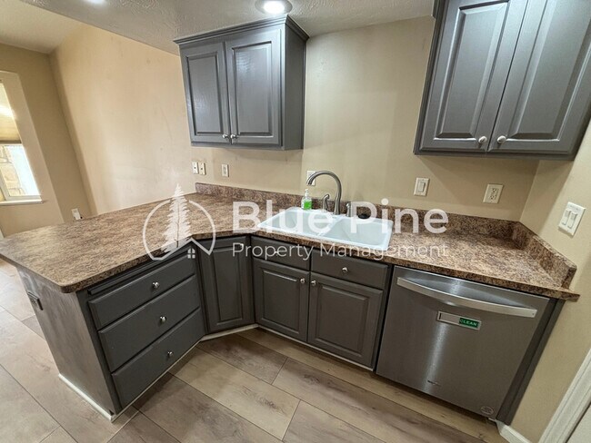 Building Photo - 3736 Ellendale Cir