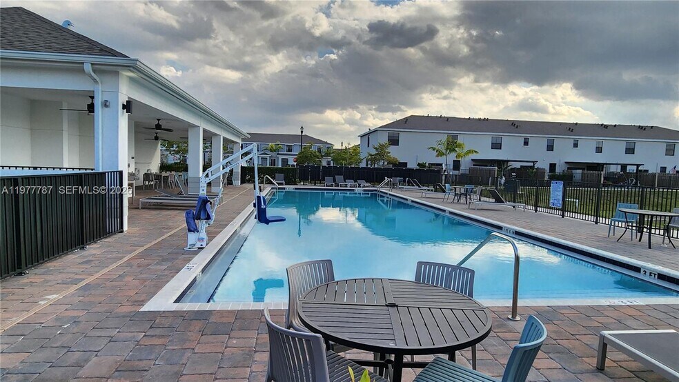 Building Photo - 371 NE 16th St