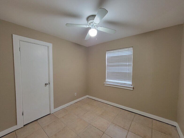 Building Photo - 1710 Chestnut Ave