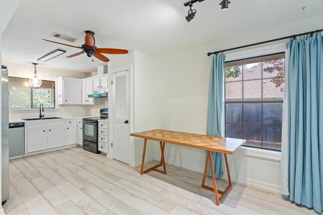 Building Photo - 109 White Sands Dr