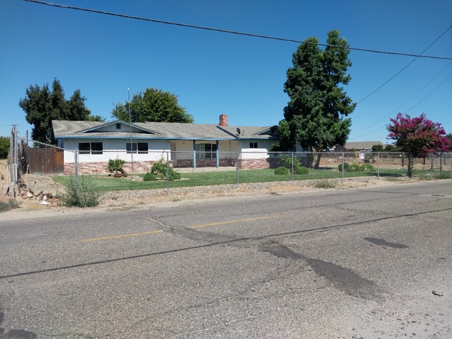 Building Photo - 9304 Hillside Ave