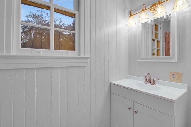 Building Photo - 2 Bedroom, 1 Bath home in Center of Richmond Hill - Richmond Hill close to Ft. Stewart and HAAF