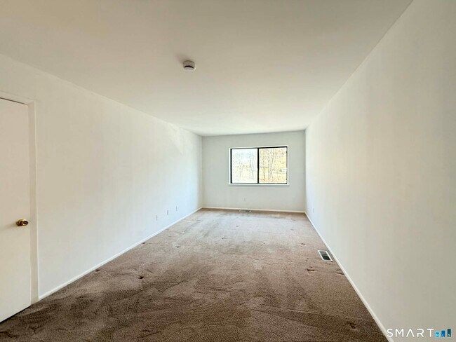 Building Photo - 14 Newtown Rd