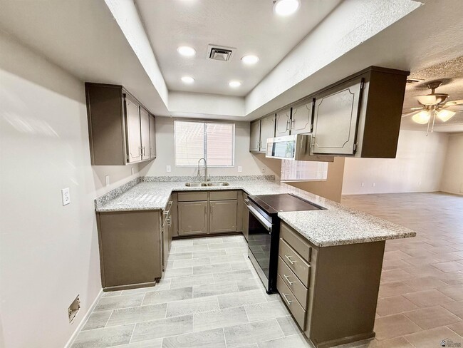 Building Photo - 1635 W Las Lomas St