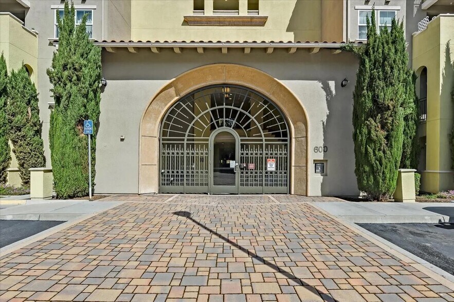 Building Photo - 600 S Abel St
