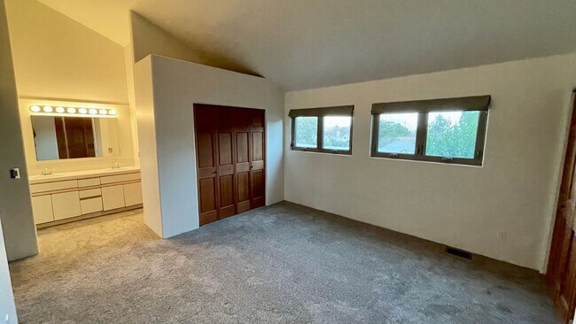 Building Photo - 591 Bluerock Dr