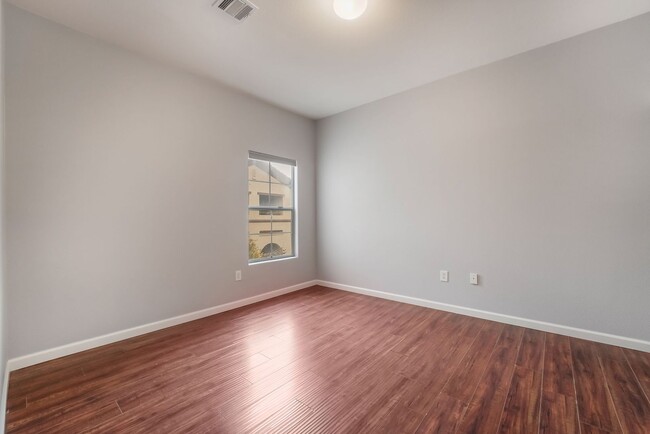 Building Photo - Cute 2 bedroom Condo for rent Located in g...