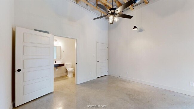 Building Photo - 305 W 27th St
