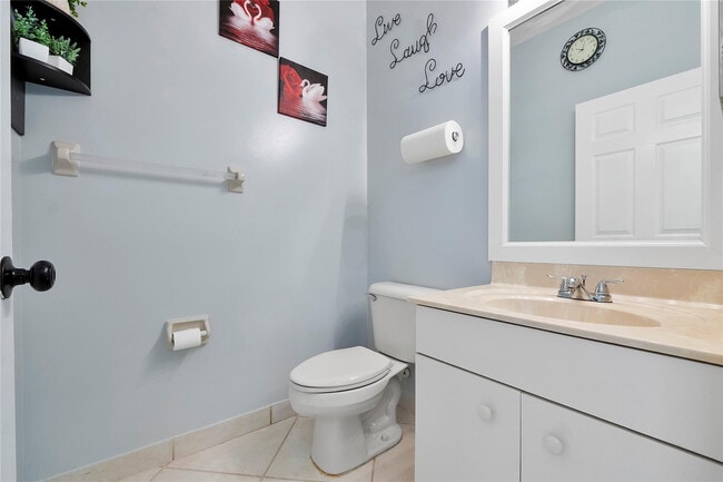 Building Photo - 3527 Chesapeake Cir