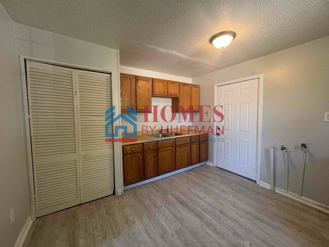 Building Photo - Three Bedroom | House | Pet Friendly | Mov...
