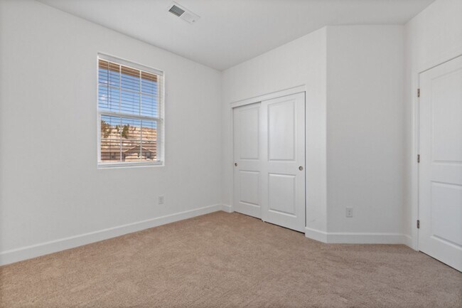 Building Photo - Beuatiful Townhome in Northwest Reno!