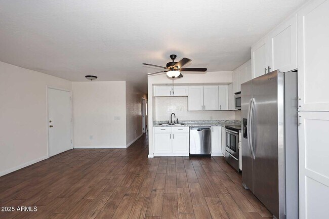 Building Photo - 532 W 9th St