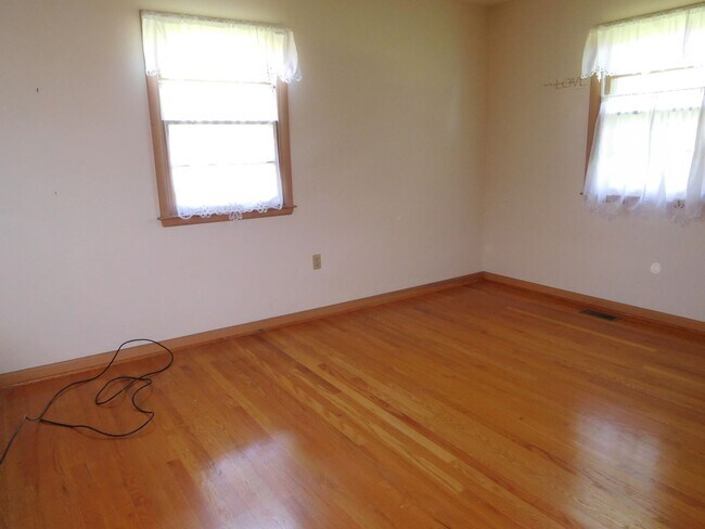 Building Photo - 9083 Meadowbrook Cir