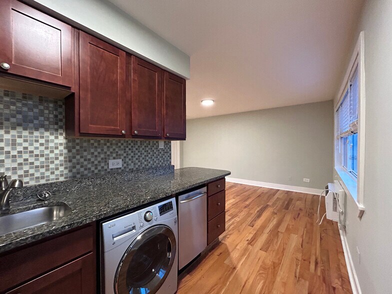 Building Photo - 696 Elm Pl