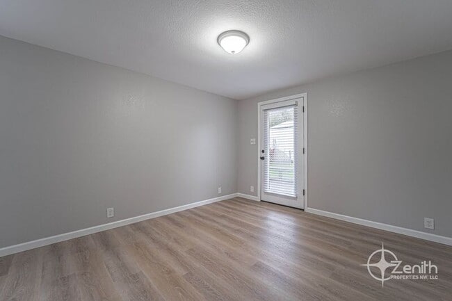 Building Photo - 2541 SW 6th Ave