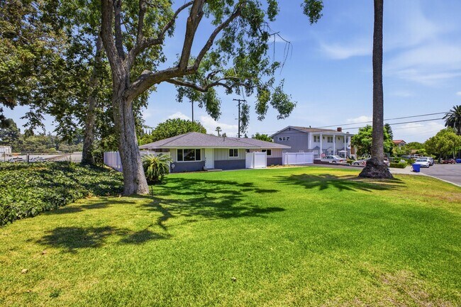 Building Photo - Stylishly Updated Pasadena Home with Spacious Yards Perfect for Entertaining
