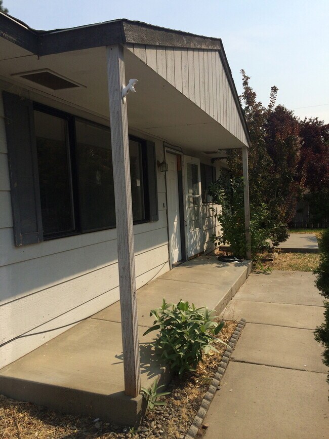 Building Photo - 4 Bedroom Home Under Radio Hill