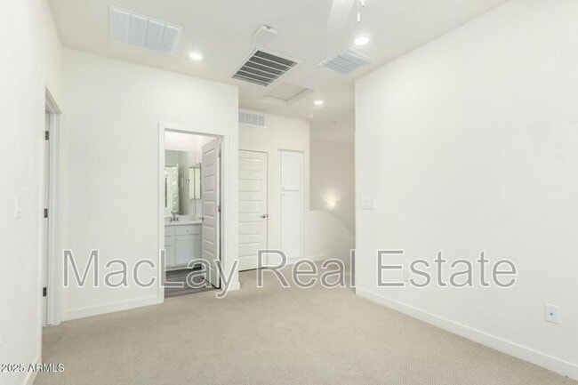 Building Photo - 1918 E Bridgeport Pkwy