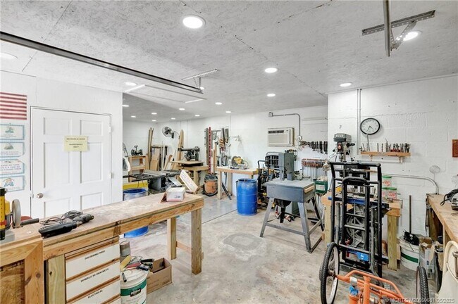 Building Photo - 480 SW South River Dr