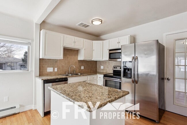 Building Photo - Spacious Sunnyside Home with Huge Yard