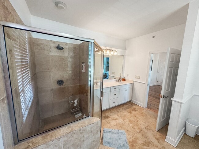 Building Photo - Fully Furnished Waterfront Elegance on Mai...