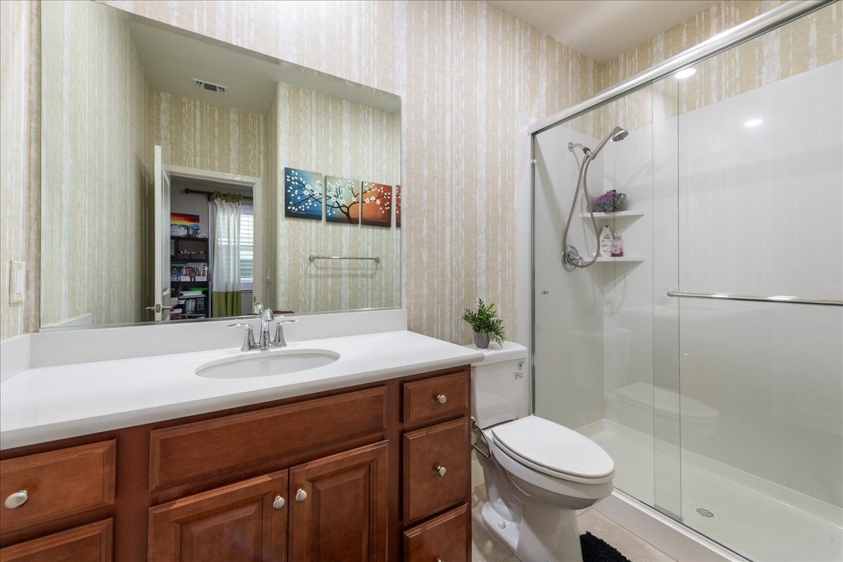 Guest full bathroom - 2821 Stringham Way