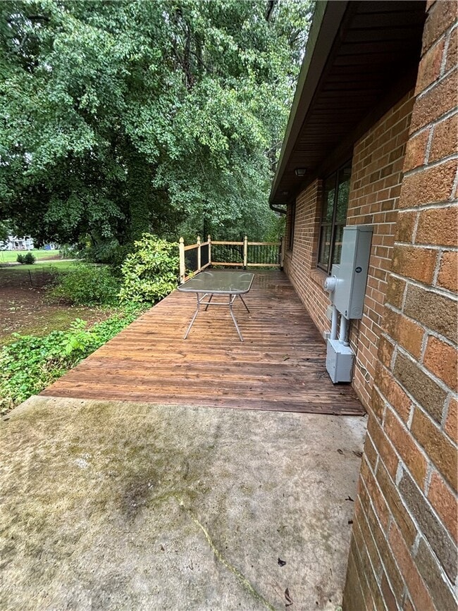 Building Photo - 115 Sharon Dr