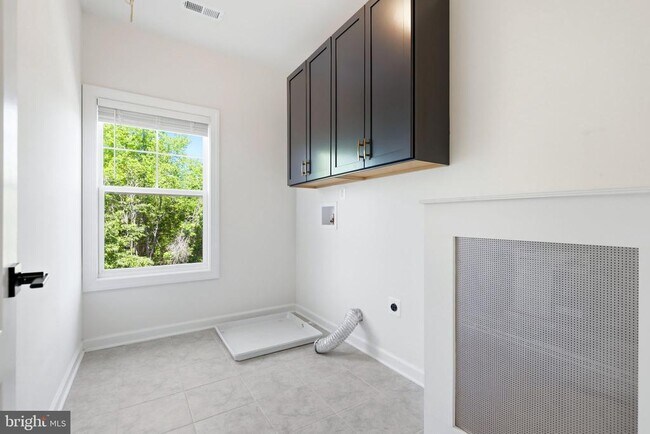 Building Photo - 301 Kingdom Dr