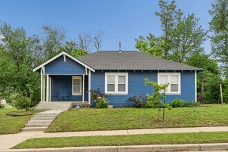 Building Photo - Charming 3-Bedroom Home with Modern Finishes and Inviting Patio!